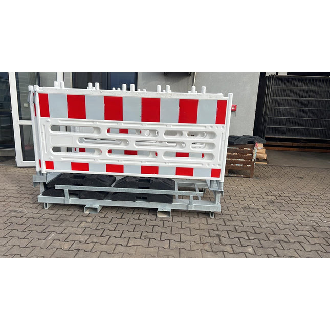 20 Schrankenzäune RA1 + 21 Fußplatten K1 + Transportpalette Absperrtechnik BilligerBauzaun. 