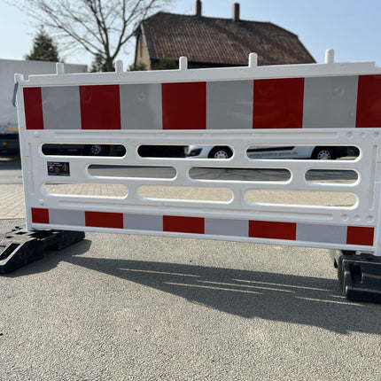 60er Set Schrankenzaun RA2 mit Füßen - Effektive Verkehrsabsicherung für umfangreiche Baustellen und Events Schrankenzaun HDPE RA2 BilligerBauzaun 